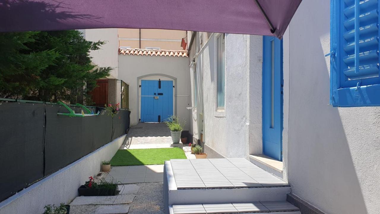 Blue Door In Ferienhaus *